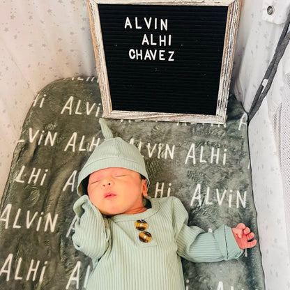 Mon Premier Plaid Personnalisé - Le Souvenir Doux des Premiers Jours au Prénom de Bébé